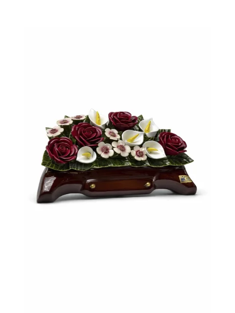 Céramique composition rose rouge, fleurs blanche