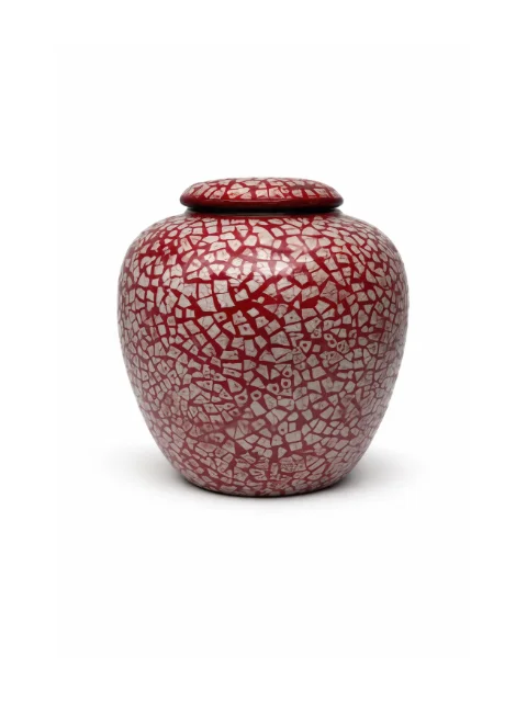 Urne rouge et carré blanc
