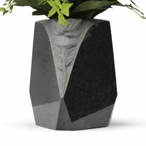 Vase granit noir, rose incrustée