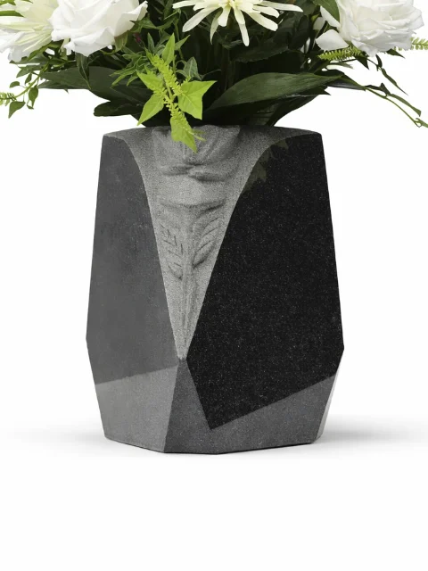 Vase granit noir, rose incrustée