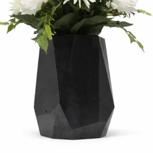 Vase granit taillé noir