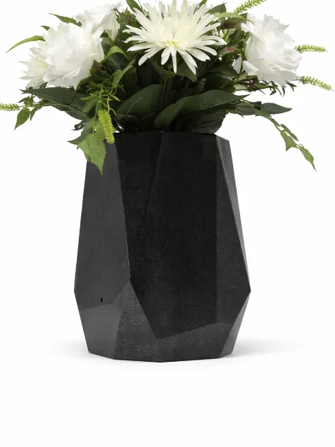 Vase granit taillé noir